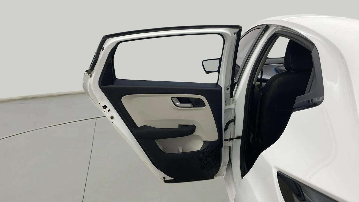 2024 Tata ALTROZ XZ PLUS SUNROOF CNG, CNG, Manual, 10,410 km, LHS Rear Door