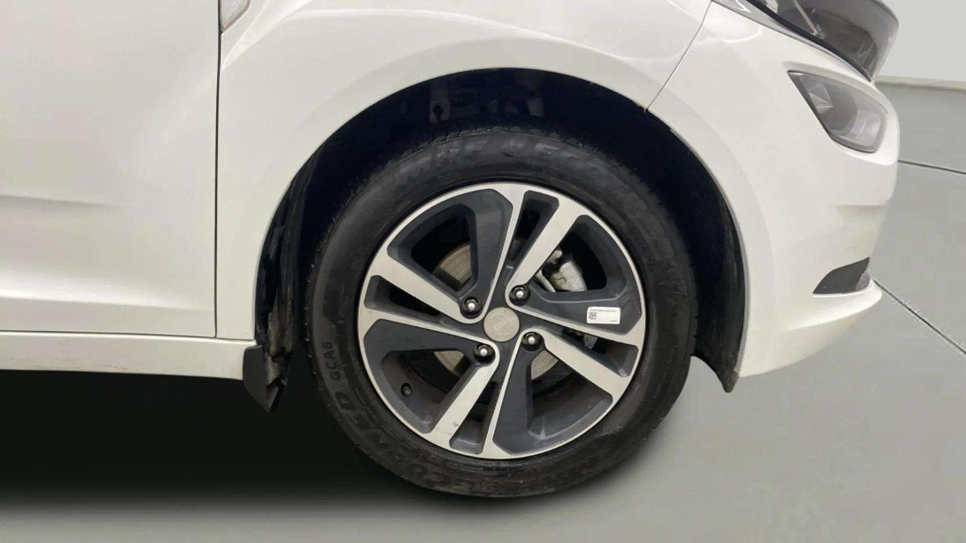 2024 Tata ALTROZ XZ PLUS SUNROOF CNG, CNG, Manual, 10,410 km, Right Front Wheel