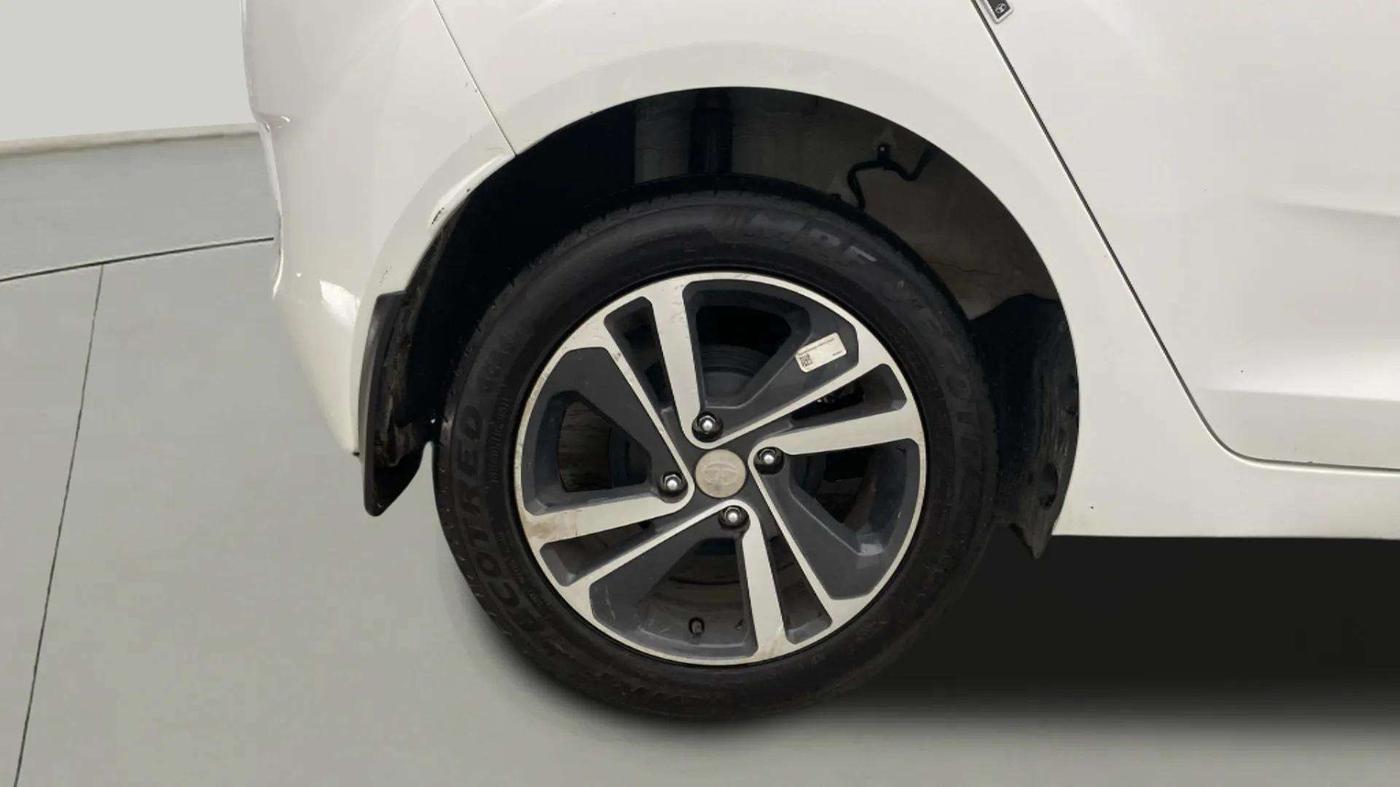 2024 Tata ALTROZ XZ PLUS SUNROOF CNG, CNG, Manual, 10,410 km, Right Rear Wheel