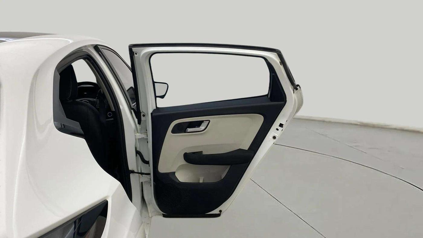 2024 Tata ALTROZ XZ PLUS SUNROOF CNG, CNG, Manual, 10,410 km, RHS Rear Door