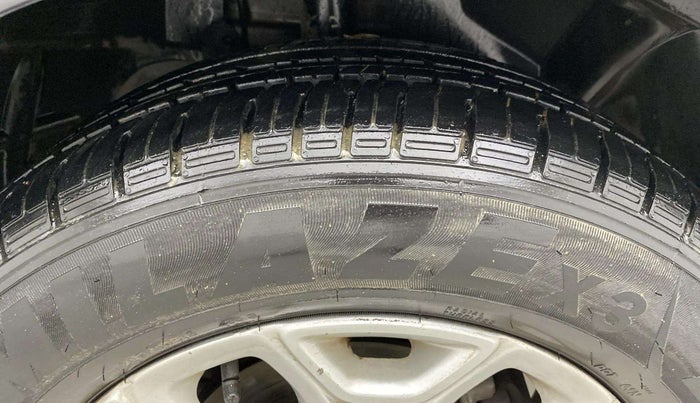 2014 Ford Ecosport TITANIUM 1.5L DIESEL, Diesel, Manual, 1,00,643 km, Right Front Tyre Tread