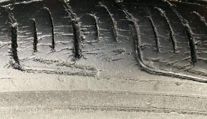 2017 Maruti Wagon R 1.0 VXI, Petrol, Manual, 56,161 km, Left Front Tyre Tread