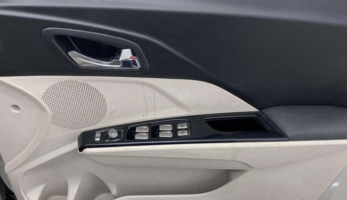2021 Mahindra XUV300 W8 (O) 1.2 PETROL, Petrol, Manual, 43,484 km, Driver Side Door Panels Control