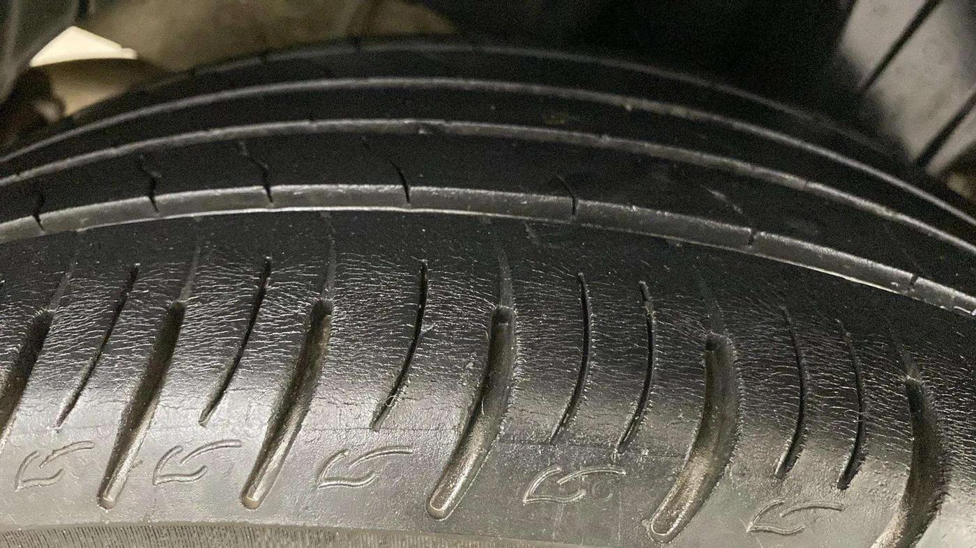 2021 Mahindra XUV300 W8 (O) 1.2 PETROL, Petrol, Manual, 43,484 km, Right Rear Tyre Tread