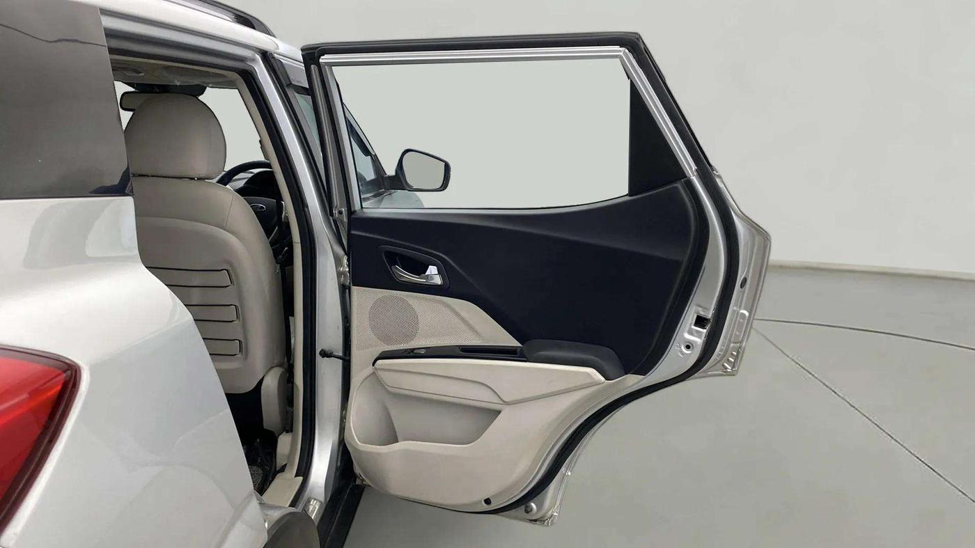2021 Mahindra XUV300 W8 (O) 1.2 PETROL, Petrol, Manual, 43,484 km, RHS Rear Door