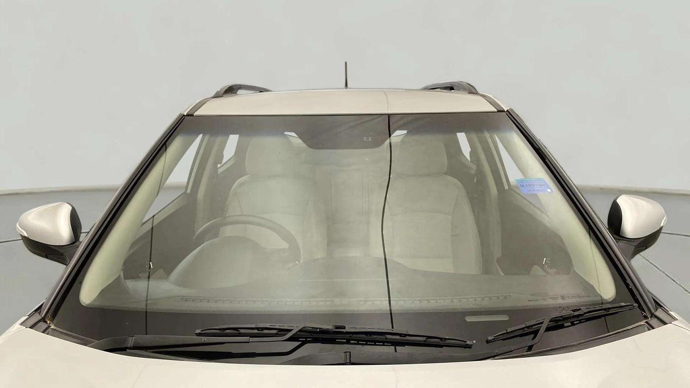 2021 Mahindra XUV300 W8 (O) 1.2 PETROL, Petrol, Manual, 43,484 km, Front Windshield