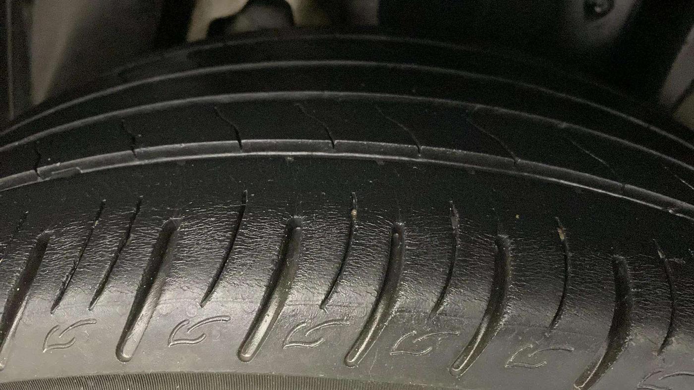 2021 Mahindra XUV300 W8 (O) 1.2 PETROL, Petrol, Manual, 43,484 km, Left Rear Tyre Tread