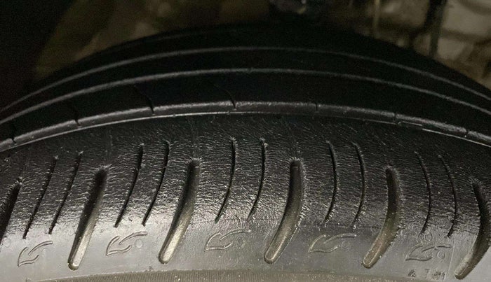 2021 Mahindra XUV300 W8 (O) 1.2 PETROL, Petrol, Manual, 43,484 km, Right Front Tyre Tread