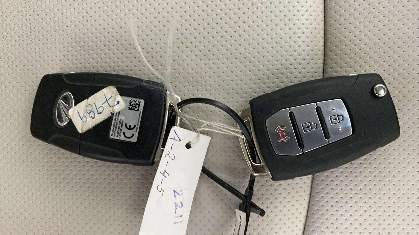 2021 Mahindra XUV300 W8 (O) 1.2 PETROL, Petrol, Manual, 43,484 km, Key Close Up