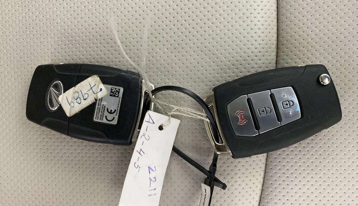 2021 Mahindra XUV300 W8 (O) 1.2 PETROL, Petrol, Manual, 43,484 km, Key Close Up