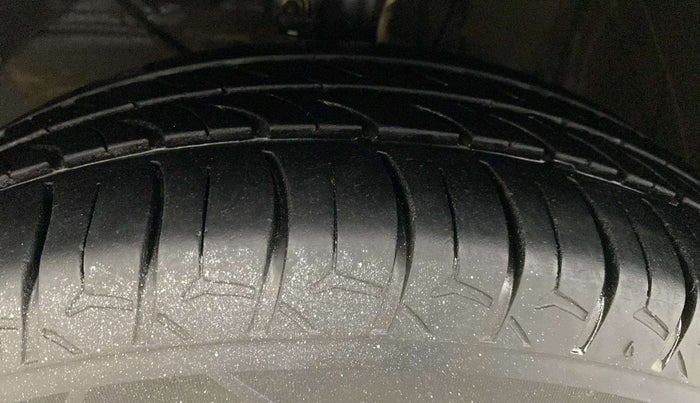 2017 Maruti Baleno DELTA PETROL 1.2, Petrol, Manual, 79,072 km, Left Front Tyre Tread