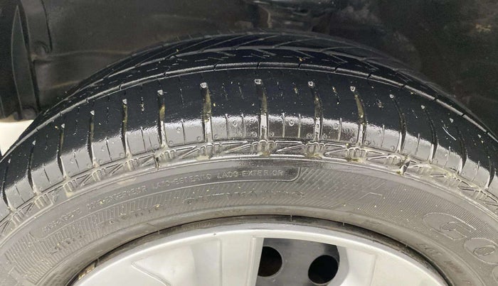 2017 Maruti Wagon R 1.0 VXI, Petrol, Manual, 55,613 km, Left Front Tyre Tread