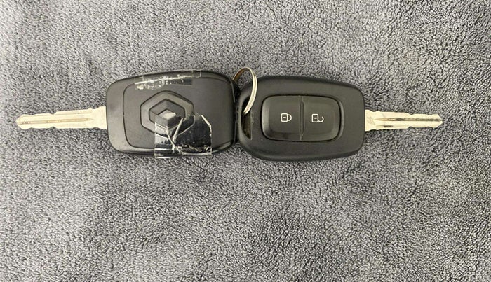2022 Renault TRIBER RXL MT, Petrol, Manual, 12,554 km, Key Close Up