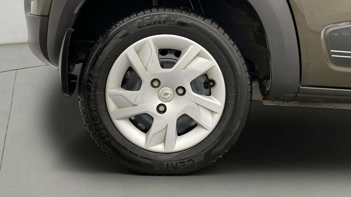 2022 Renault Kwid RXT 1.0 AMT, Petrol, Automatic, 11,445 km, Right Rear Wheel