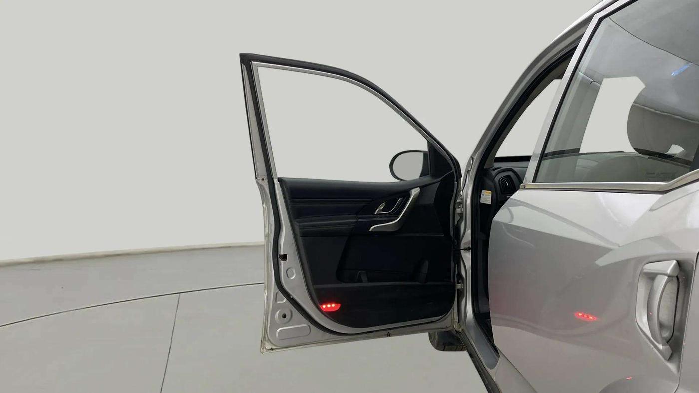 2019 Mahindra XUV500 W11, Diesel, Manual, 97,642 km, LHS Front Door