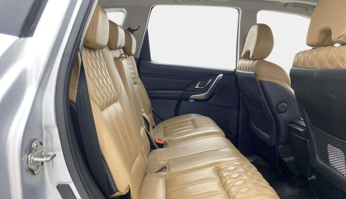 2019 Mahindra XUV500 W11, Diesel, Manual, 97,642 km, Right Side Rear Door Cabin