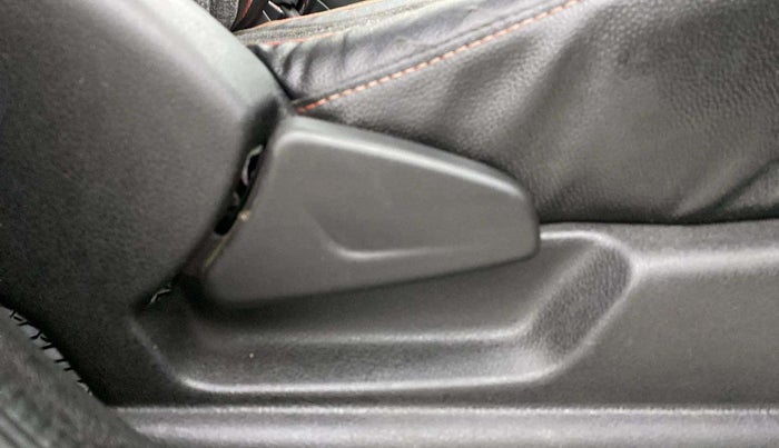 2019 Renault Kwid RXT 1.0 (O), Petrol, Manual, 37,057 km, Driver Side Adjustment Panel