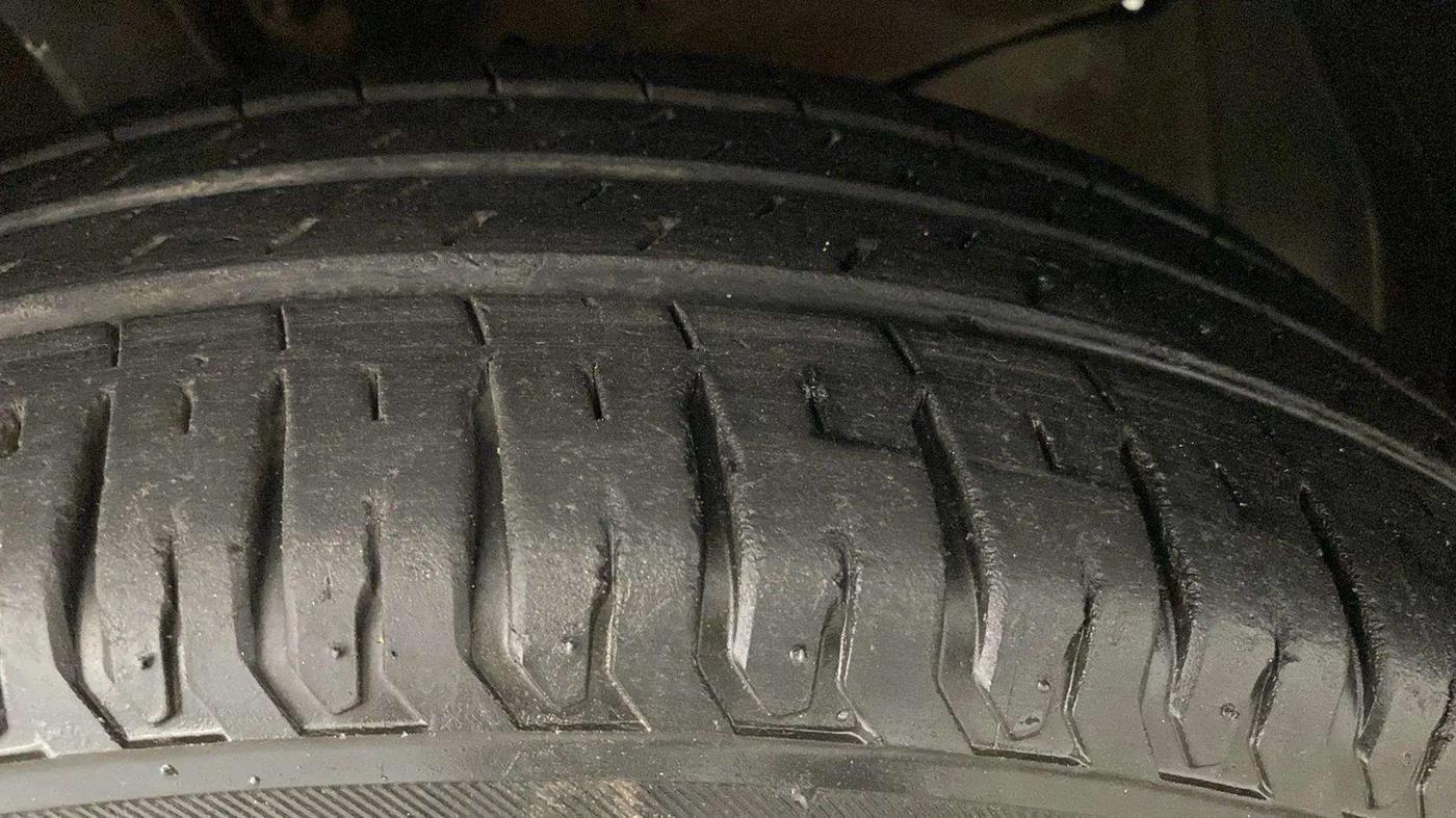 2021 Maruti Ertiga VXI CNG, CNG, Manual, 57,015 km, Right Front Tyre Tread