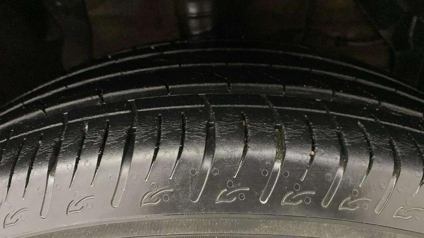 2022 Maruti BREZZA ZXI + AT SMART HYBRID, Petrol, Automatic, 26,064 km, Right Front Tyre Tread