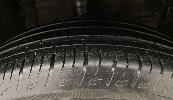 2022 Maruti BREZZA ZXI + AT SMART HYBRID, Petrol, Automatic, 26,064 km, Right Front Tyre Tread