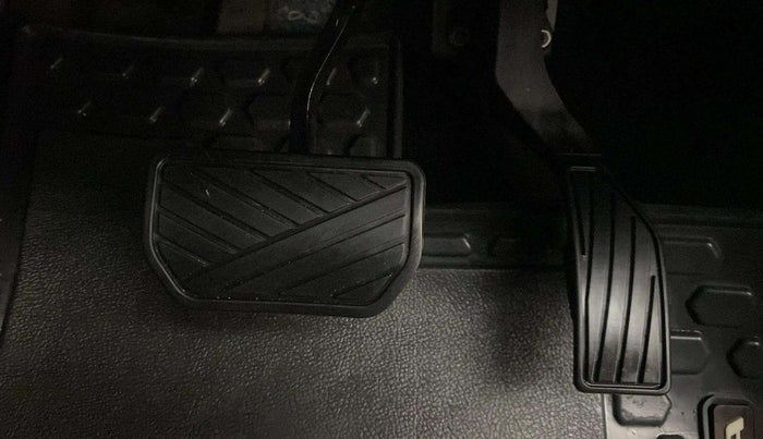 2022 Maruti BREZZA ZXI + AT SMART HYBRID, Petrol, Automatic, 26,064 km, Pedals