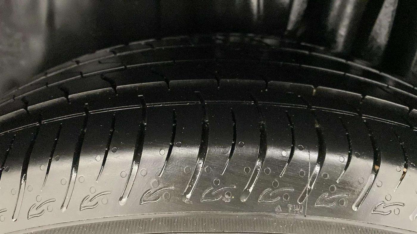 2022 Maruti BREZZA ZXI + AT SMART HYBRID, Petrol, Automatic, 26,064 km, Left Rear Tyre Tread