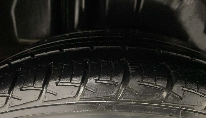 2018 Maruti Ciaz ZETA 1.5 SHVS MT PETROL, Petrol, Manual, 41,478 km, Right Rear Tyre Tread