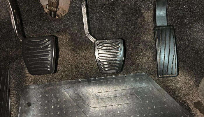2017 Mahindra Kuv100 K6 6 STR, Petrol, Manual, 73,764 km, Pedals