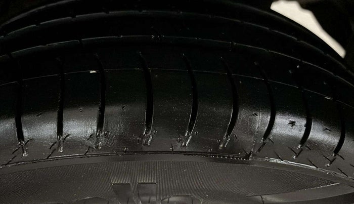 2017 Mahindra Kuv100 K6 6 STR, Petrol, Manual, 73,764 km, Left Rear Tyre Tread
