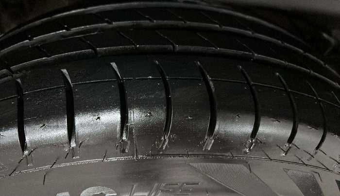 2017 Mahindra Kuv100 K6 6 STR, Petrol, Manual, 73,764 km, Right Rear Tyre Tread