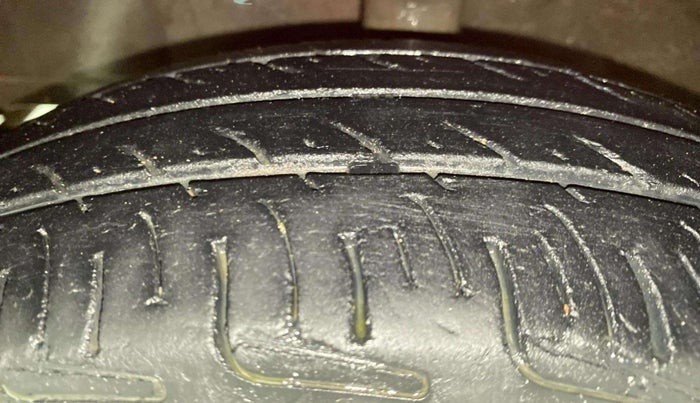 2014 Hyundai Eon ERA +, Petrol, Manual, 67,225 km, Left Front Tyre Tread