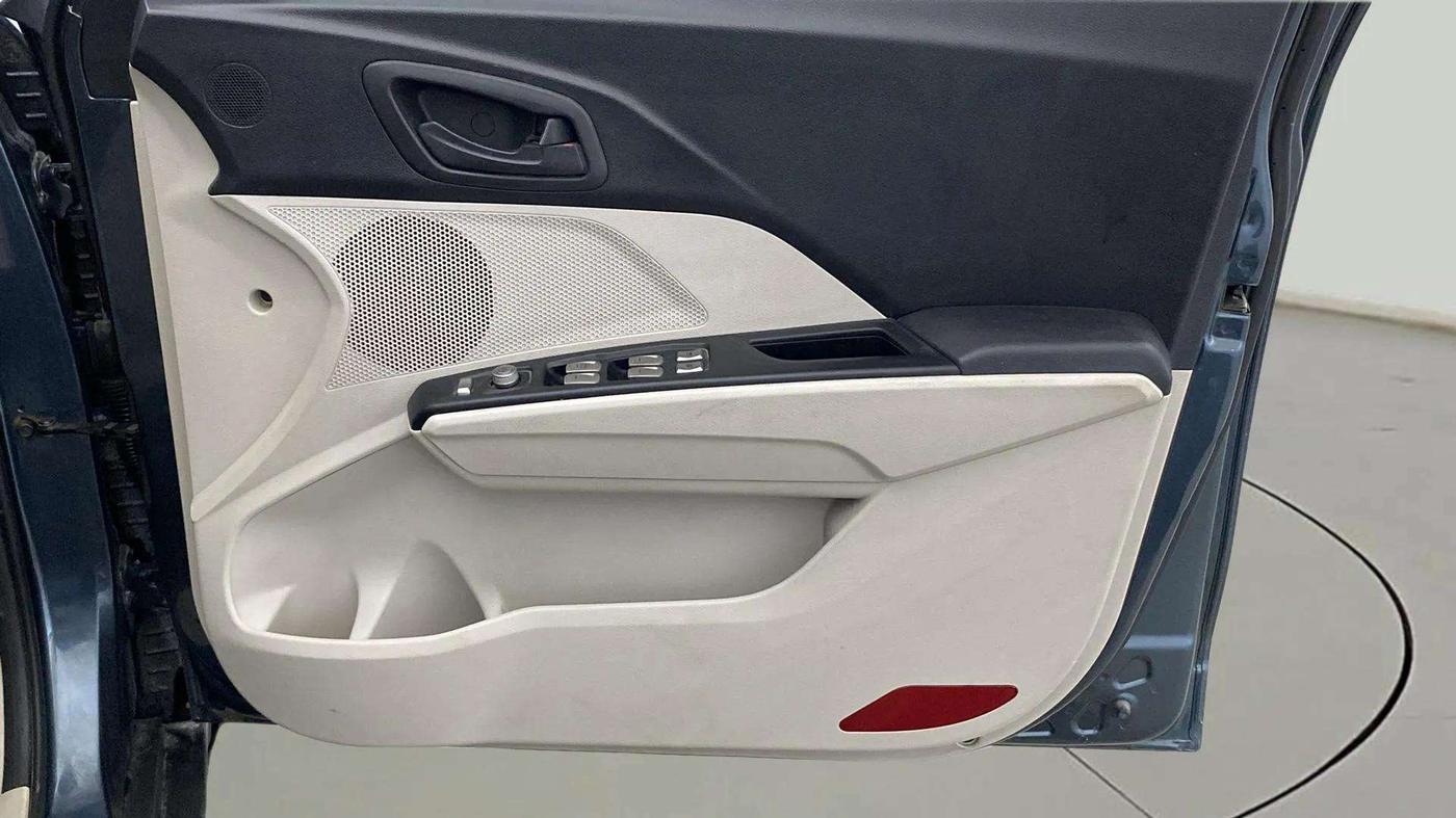 2020 Mahindra XUV300 W4 1.5 DIESEL, Diesel, Manual, 45,508 km, Driver Side Door Panels Control
