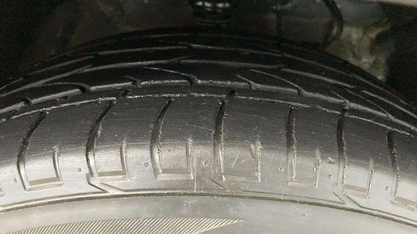 2020 Mahindra XUV300 W4 1.5 DIESEL, Diesel, Manual, 45,508 km, Right Front Tyre Tread