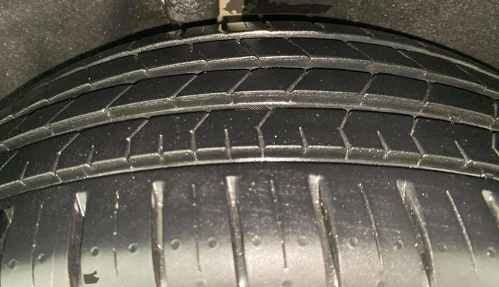 2016 Ford Ecosport TITANIUM 1.5L PETROL AT, Petrol, Automatic, 1,08,639 km, Right Front Tyre Tread
