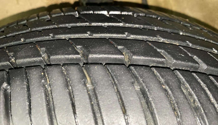 2014 Maruti Alto K10 VXI, Petrol, Manual, 60,292 km, Left Front Tyre Tread