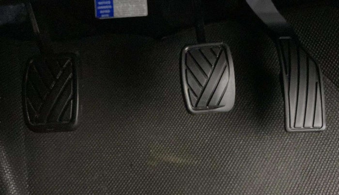 2017 Maruti Swift LXI (O), Petrol, Manual, 99,913 km, Pedals