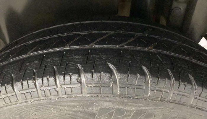 2017 Maruti Swift LXI (O), Petrol, Manual, 99,913 km, Left Rear Tyre Tread
