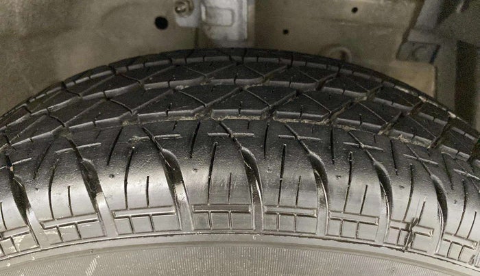 2017 Maruti Swift LXI (O), Petrol, Manual, 99,913 km, Right Front Tyre Tread