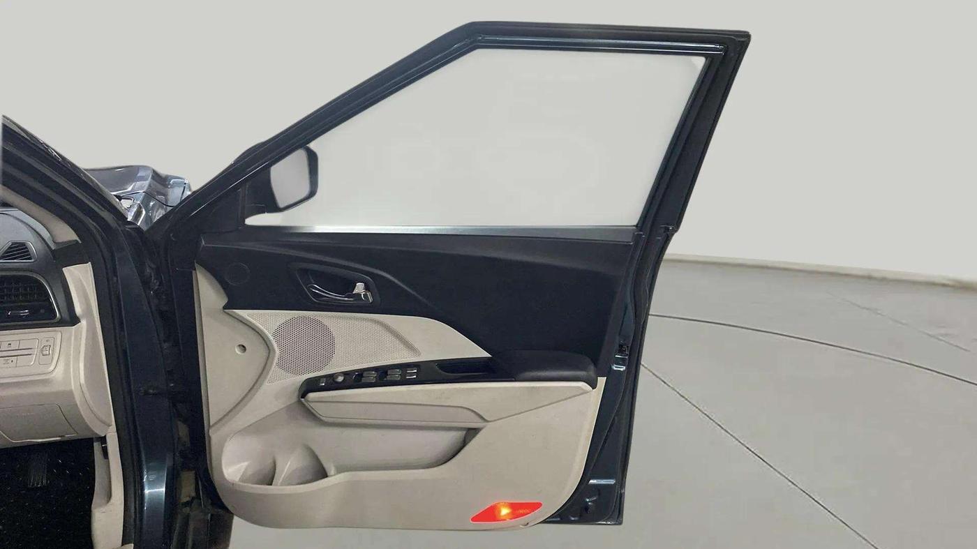 2020 Mahindra XUV300 W8 1.5 DIESEL, Diesel, Manual, 61,541 km, RHS Front Door