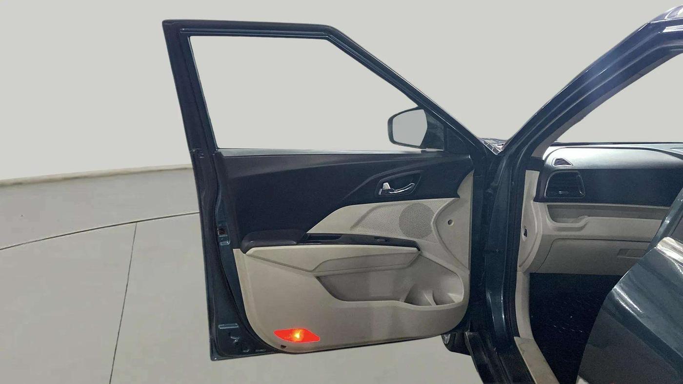 2020 Mahindra XUV300 W8 1.5 DIESEL, Diesel, Manual, 61,541 km, LHS Front Door