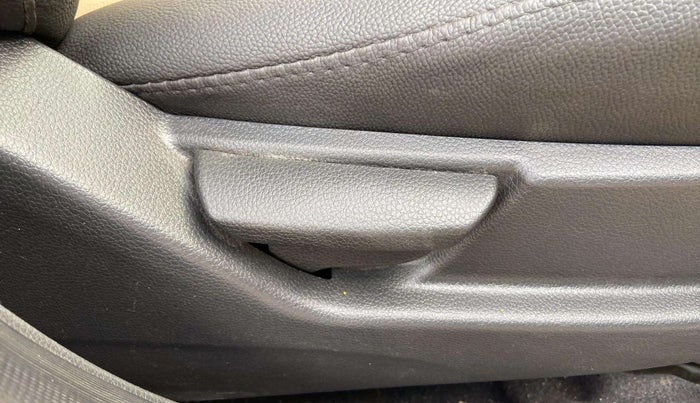 2016 Hyundai Eon ERA +, CNG, Manual, 71,366 km, Driver Side Adjustment Panel