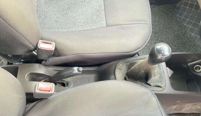 2015 Hyundai Eon ERA +, Petrol, Manual, 69,900 km, Gear lever - Boot cover slightly torn