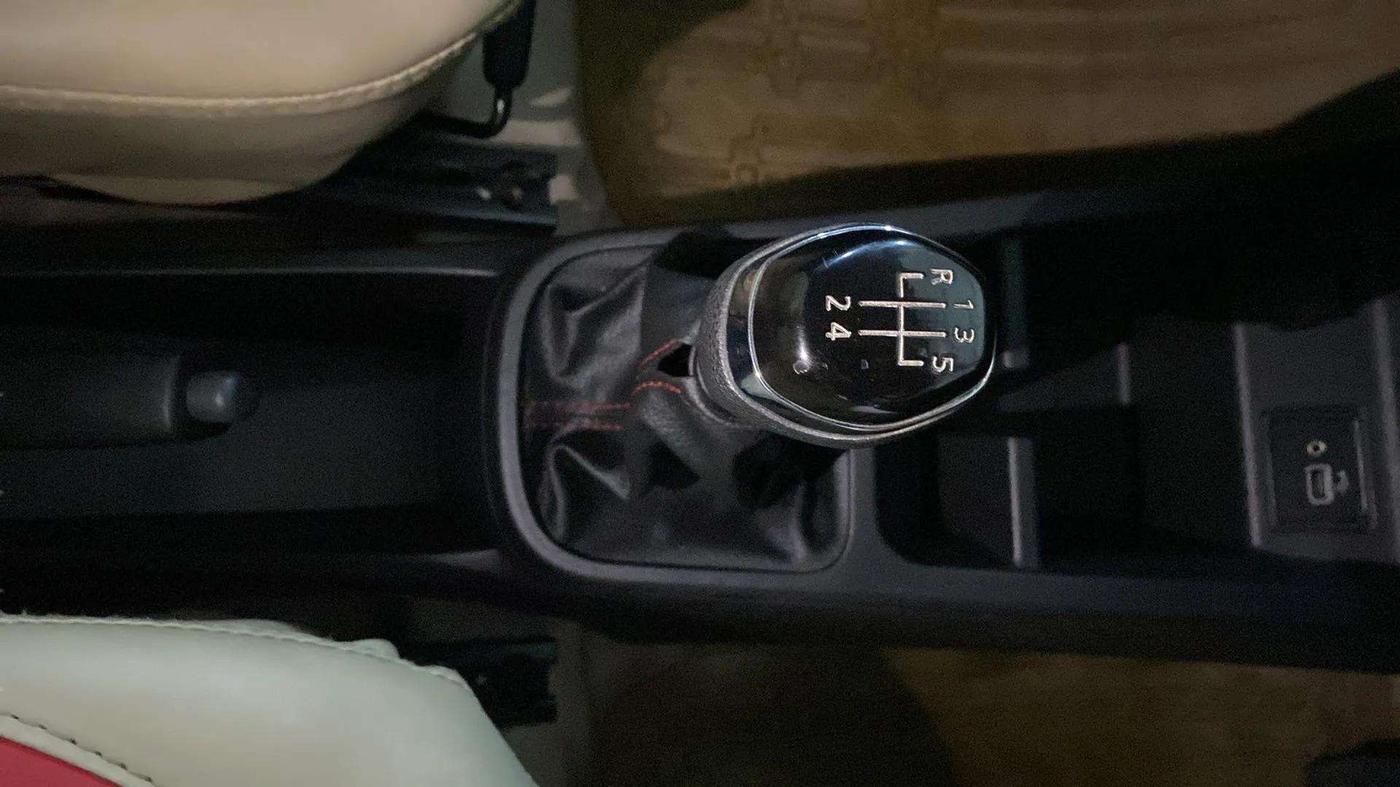 2023 Renault Kwid RXT 1.0, Petrol, Manual, 6,861 km, Gear Lever