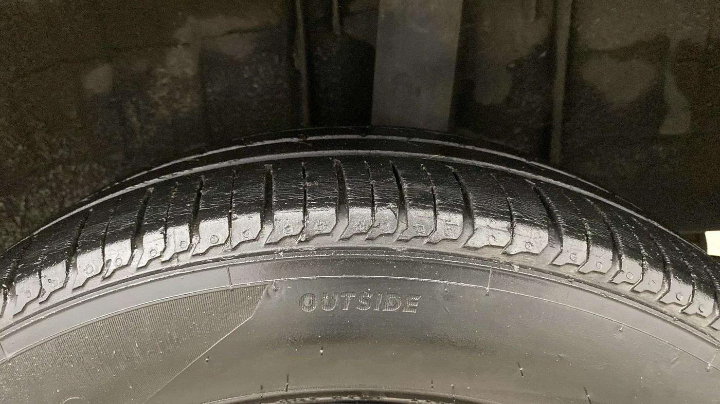 2019 Renault TRIBER RXZ, Petrol, Manual, 25,102 km, Left Rear Tyre Tread