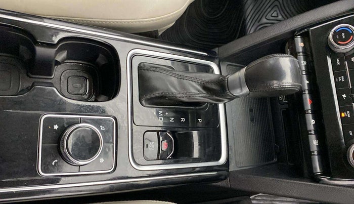 2022 Mahindra XUV700 AX 7 LUXURY P AT 7 STR, Petrol, Automatic, 65,848 km, Gear Lever