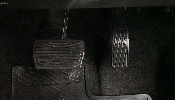 2022 Mahindra XUV700 AX 7 LUXURY P AT 7 STR, Petrol, Automatic, 65,848 km, Pedals