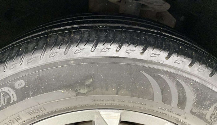 2022 Mahindra XUV700 AX 7 LUXURY P AT 7 STR, Petrol, Automatic, 65,848 km, Left Front Tyre Tread