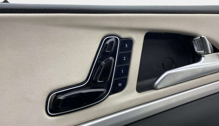 2022 Mahindra XUV700 AX 7 LUXURY P AT 7 STR, Petrol, Automatic, 65,848 km, Driver Side Adjustment Panel