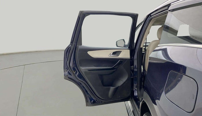 2022 Mahindra XUV700 AX 7 LUXURY P AT 7 STR, Petrol, Automatic, 65,848 km, LHS Rear Door