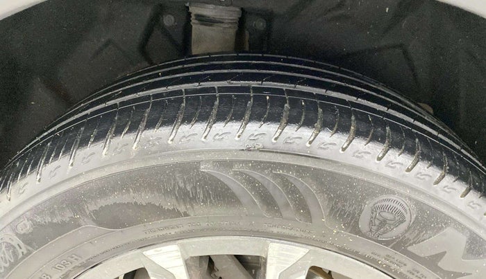 2022 Mahindra XUV700 AX 7 LUXURY P AT 7 STR, Petrol, Automatic, 65,848 km, Right Rear Tyre Tread